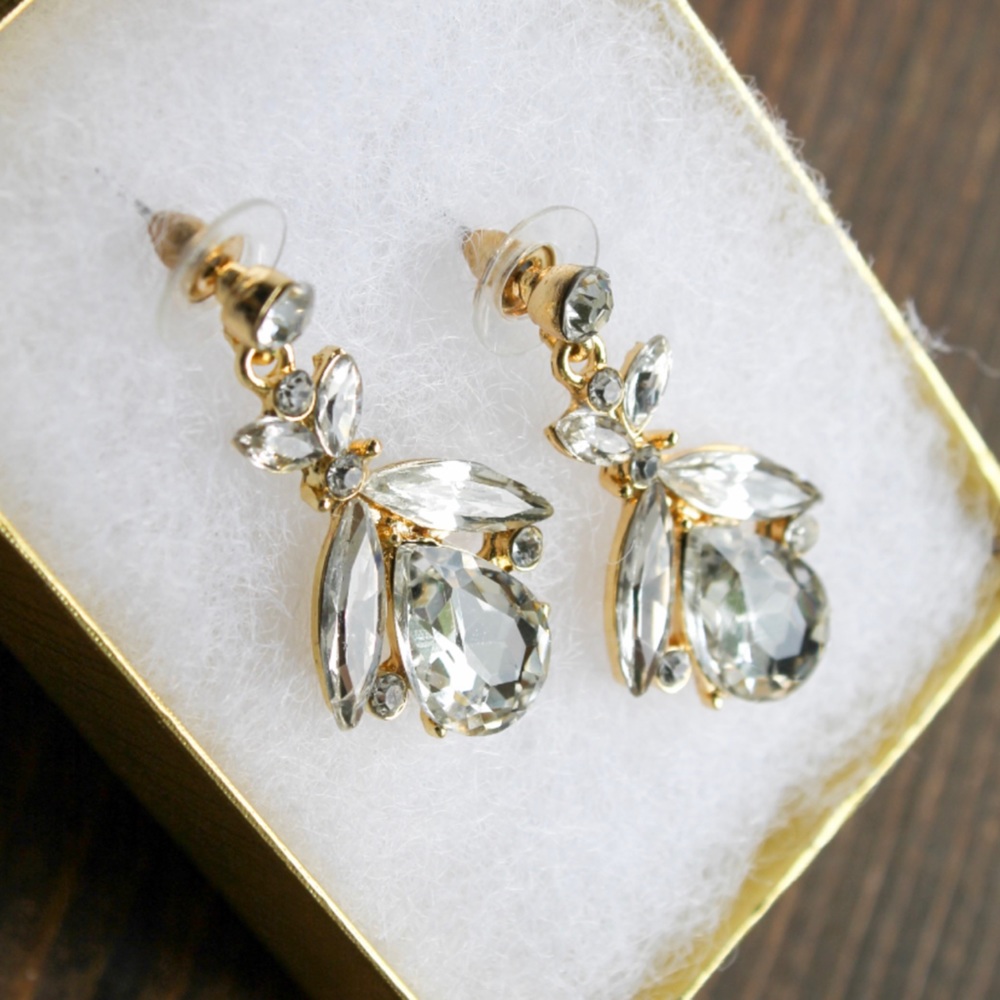 BRAND NEW Beautiful Dangle Crystal Earrings